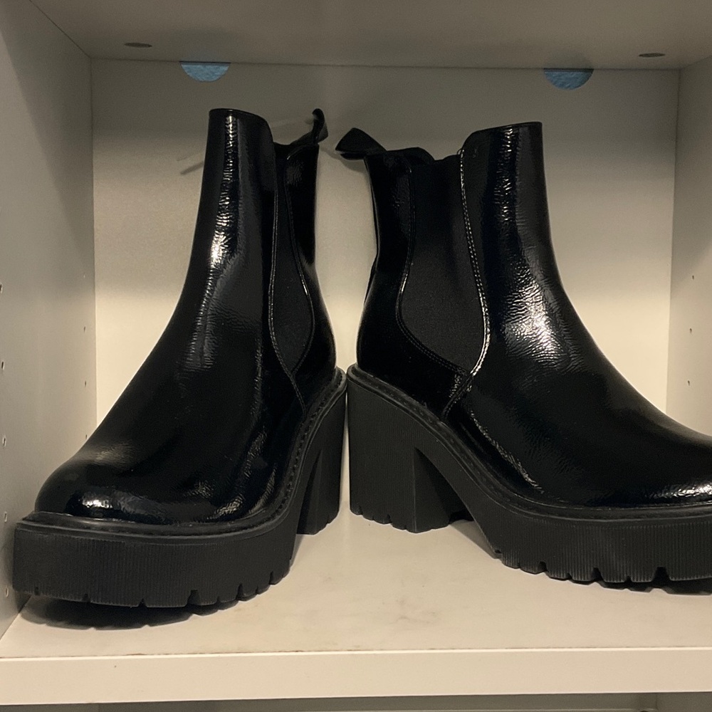 Dirty Laundry Black Chunky Chelsea Boots – Size 8.5– Like New